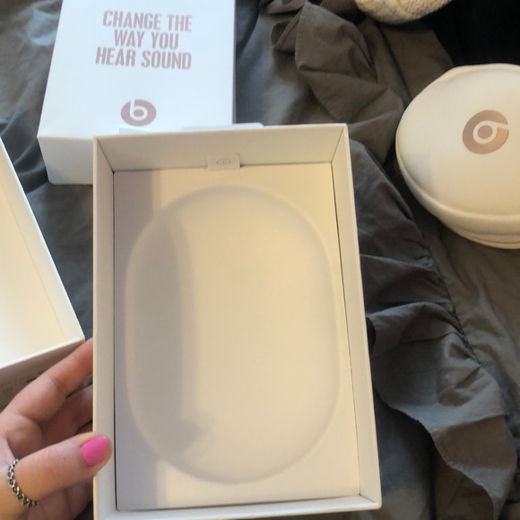 BEATS SOLO2 WIRELESS HEADPHONES - Picture 2 of 4